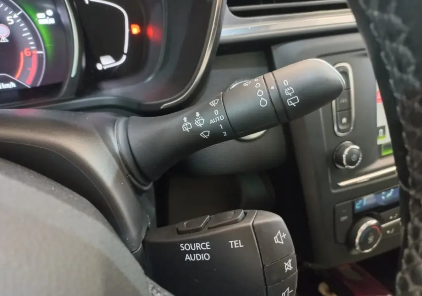 Gros plan sur la commande d’essuie-glace et les boutons audio au volant du Renault Kadjar Intens 2018, intérieur noir.