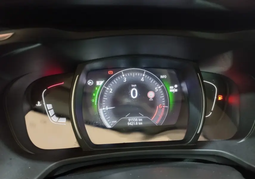 Vue rapprochée du tableau de bord numérique du Renault Kadjar Intens Energy TCe 130 EDC affichant 0 km/h et 91 556 km au compteur.