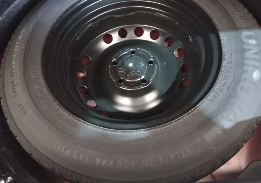 Gros plan sur une roue de secours noire en acier du Renault Kadjar Intens Energy TCe 130 EDC, sans couleur carrosserie visible.