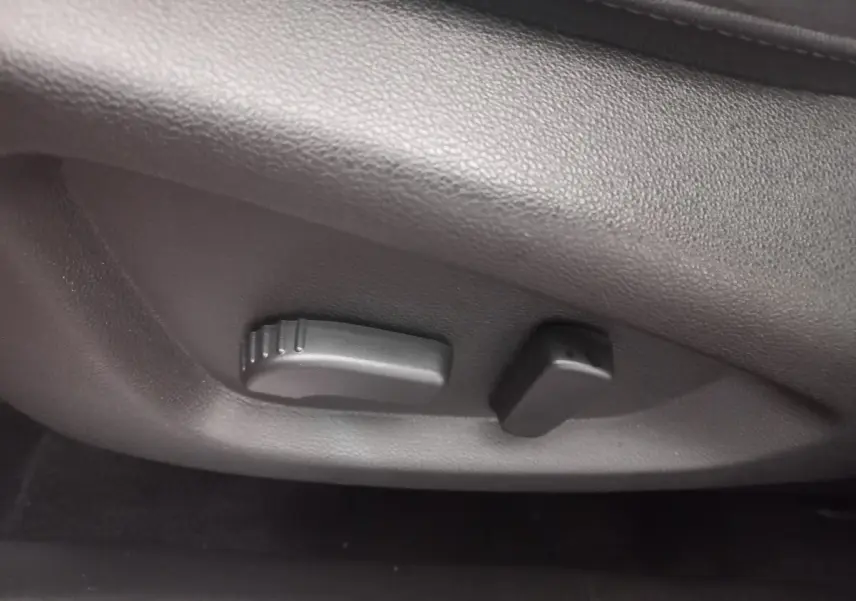 Détail des commandes de réglage électrique du siège avant gris dans un Renault Kadjar Intens 2018.