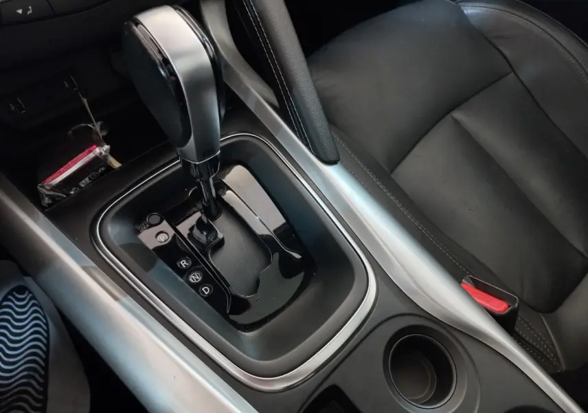 Gros plan sur la console centrale du Renault Kadjar Intens 2018, montrant la boîte automatique et siège en cuir noir.