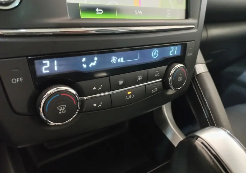 Détail de la console centrale du Renault Kadjar Intens, montrant la climatisation automatique à double zone et le levier de vitesse.