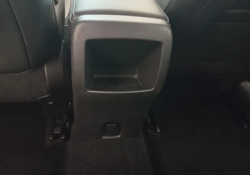 Vue rapprochée de la console arrière noire entre les sièges arrière du Renault Kadjar Intens Energy TCe 130 EDC 2018.