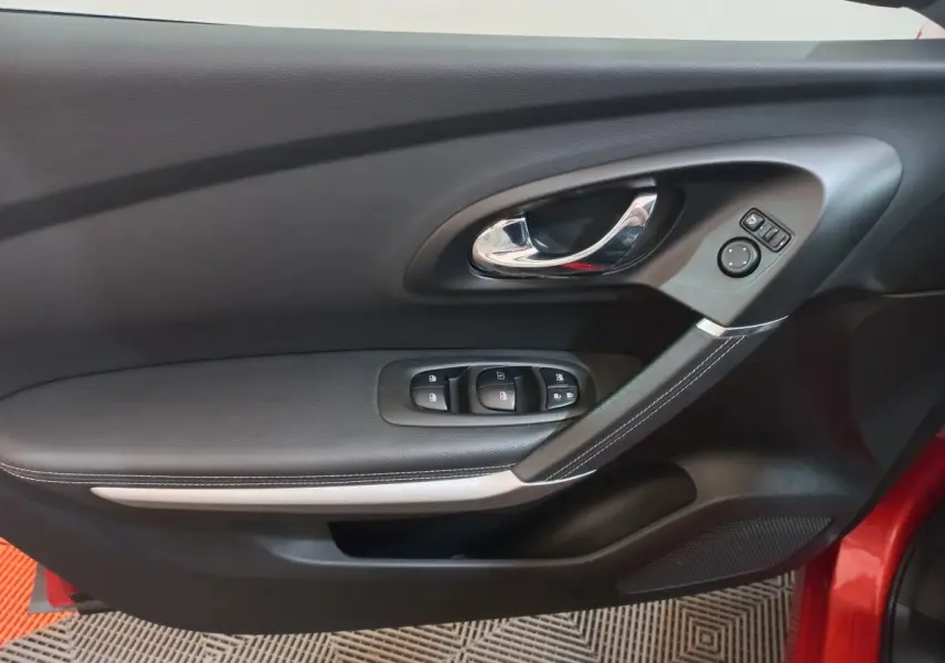 Détail de la porte avant gauche noire du Renault Kadjar 2018 avec commandes électriques et poignée chromée.