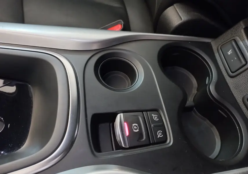 Vue rapprochée de la console centrale noire du Renault Kadjar Intens avec bouton frein à main électrique allumé.