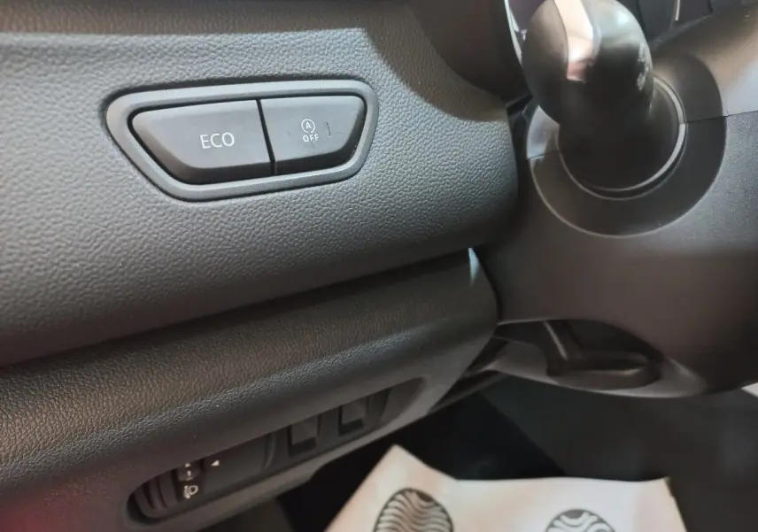 Gros plan sur les boutons ECO et arrêt auto start, tableau de bord noir intérieur Renault Kadjar 2018.