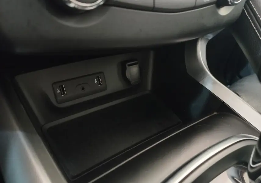 Détail de la console centrale du Renault Kadjar Intens Energy TCe 130 EDC 2018, montrant prises USB et prise 12V.