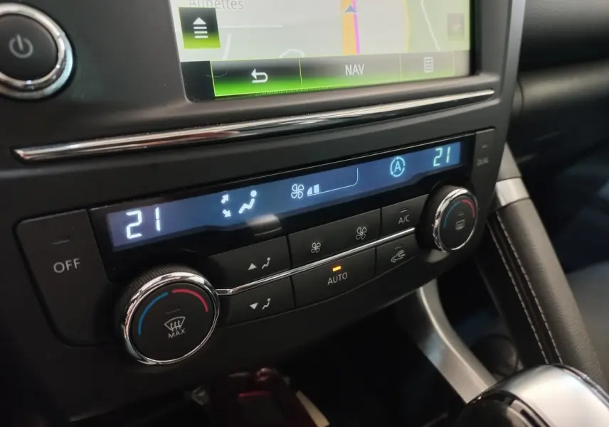 Détail de la console centrale du Renault Kadjar Intens, montrant l'affichage digital de la climatisation bi-zone à 21°C.