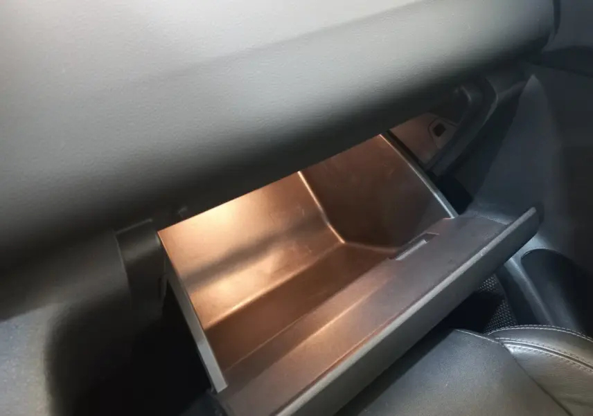 Gant de rangement ouvert côté passager du Renault Kadjar Intens Energy TCe 130 EDC, intérieur noir.
