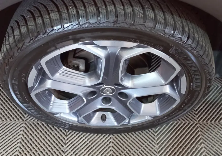 Gros plan sur la roue avant droite du Renault Kadjar Intens Energy TCe 130 EDC avec jante alliage grise et pneu Michelin.
