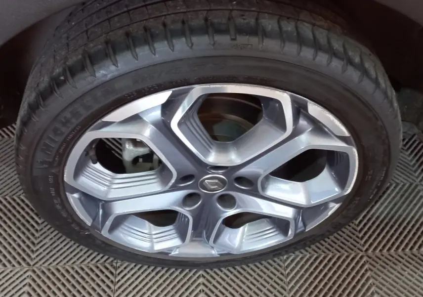 Gros plan sur la jante alliage grise avec logo Renault au centre, montée sur pneu Michelin noir.