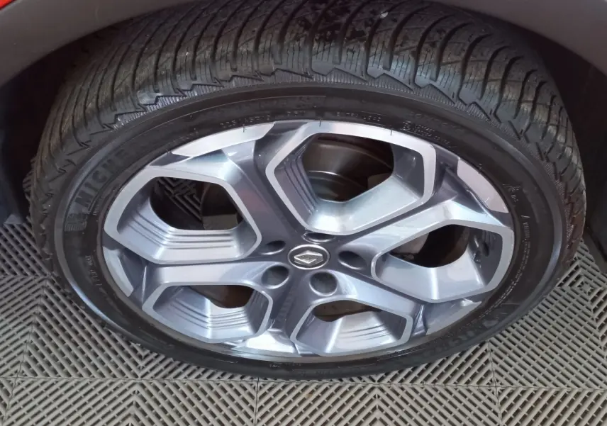 Gros plan sur la roue avant gauche du Renault Kadjar 2018 avec jante alliage gris et pneu Michelin.