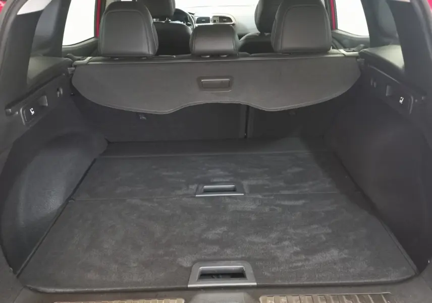 Vue intérieure du coffre du Renault Kadjar Intens Energy TCe 130 EDC 2018, avec banquette arrière et cache-bagages noirs.