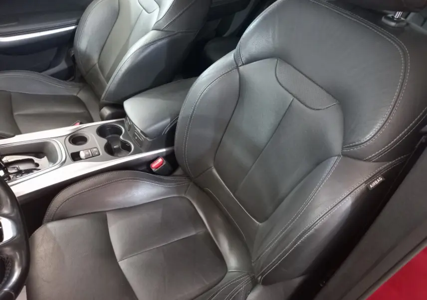 Vue rapprochée des sièges avant en cuir noir du Renault Kadjar Intens Energy TCe 130 EDC, avec console centrale argentée.