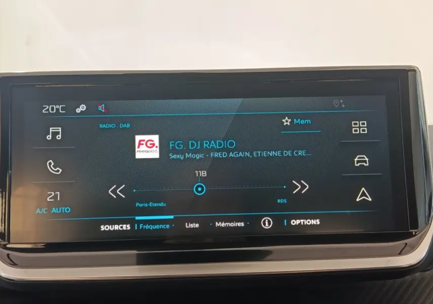 Écran tactile central de la Peugeot 208 électrique 2024 affichant la radio FG DJ en mode DAB.