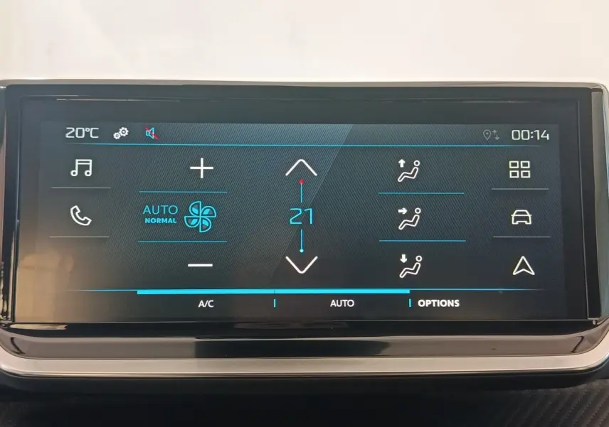 Écran tactile central de la Peugeot 208 électrique 2024 affichant les réglages de climatisation et ventilation.