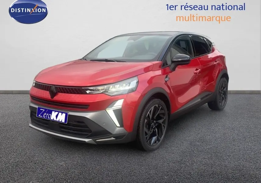 Renault Captur E-Tech hybride rouge passion avec toit noir, vue 3/4 avant mettant en valeur ses phares LED et jantes noires.