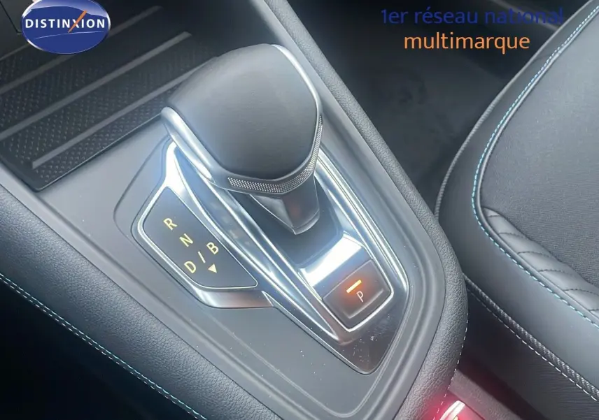 Le levier de vitesses automatique du Renault Captur E-Tech hybride, avec coutures bleues sur sellerie noire.