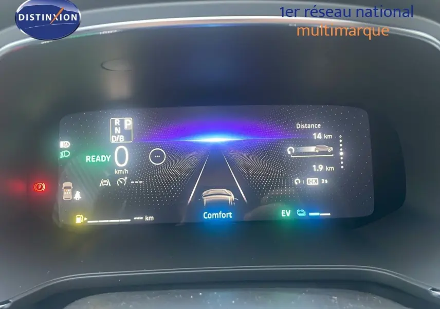 Tableau de bord numérique du Renault Captur E-Tech Hybrid 2025 affichant la vitesse et le mode confort.