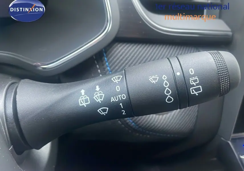 Gros plan sur la commande d’essuie-glace côté gauche du tableau de bord d’un Renault Captur rouge passion toit noir.