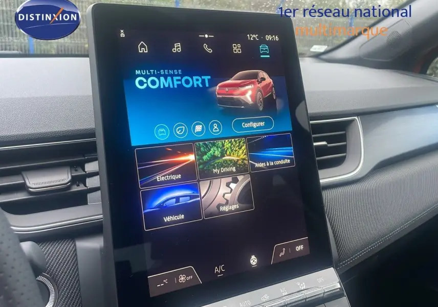 Écran tactile central du tableau de bord du Renault Captur E-Tech hybride, affichant le mode Confort.