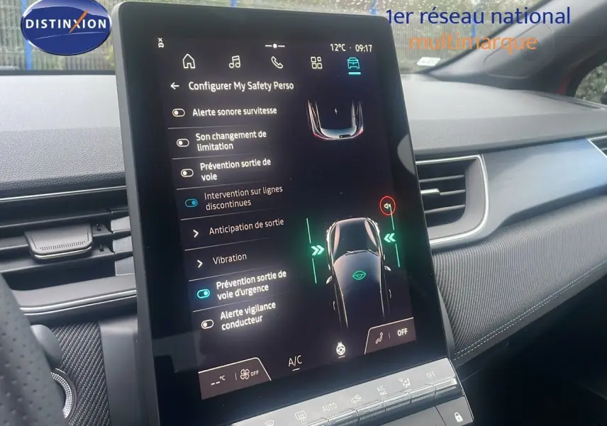 Vue intérieure du tableau de bord du Renault Captur E-Tech hybride 2025, écran tactile central affichant les aides à la conduite.