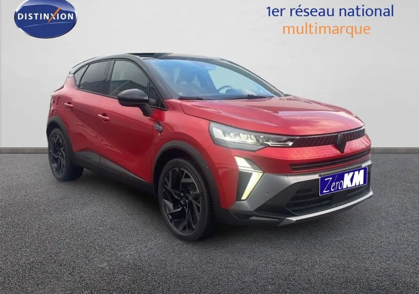 Renault Captur E-Tech hybride rouge passion avec toit noir, vue 3/4 avant droit mettant en valeur ses feux LED distinctifs.