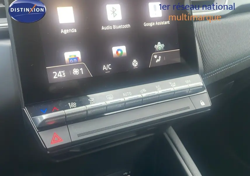 Écran tactile central avec commandes climatisation et tableau de bord noir du Renault Captur E-Tech hybride 2025.