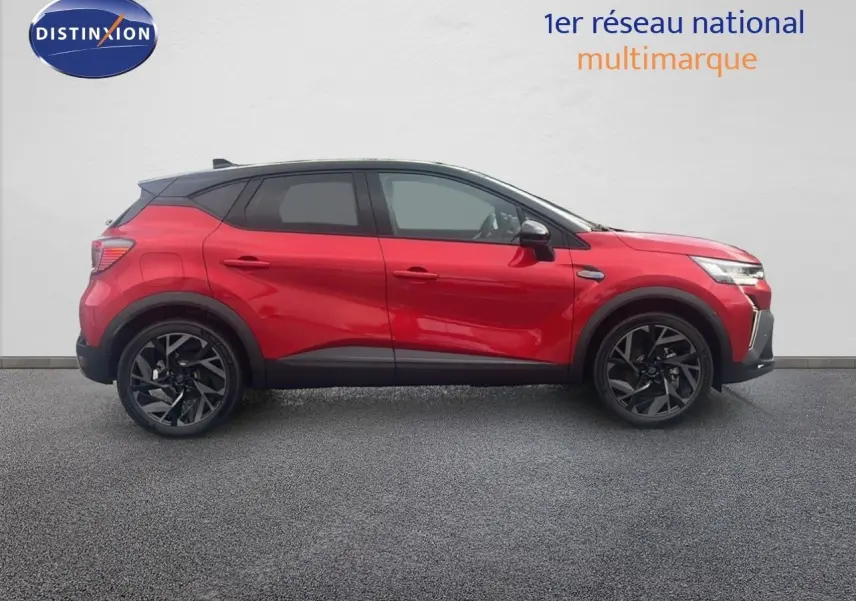 Vue de profil côté gauche du Renault Captur E-Tech hybride rouge passion avec toit noir et jantes noires distinctives.
