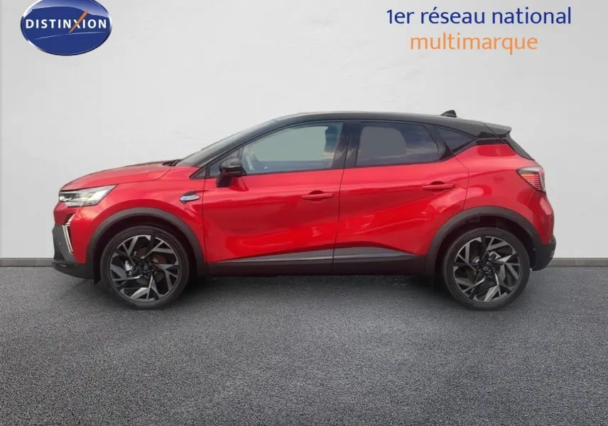 Profil côté gauche du Renault Captur E-Tech hybride rouge passion avec toit noir et jantes alliage noires.
