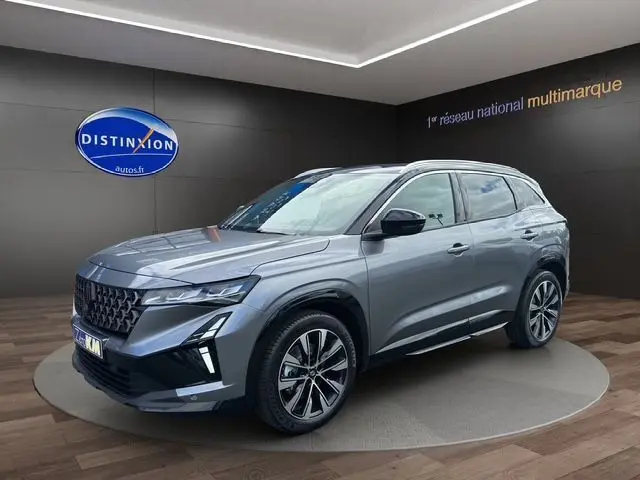 Renault Austral PH2 Techno hybride gris schiste avec toit noir, vue 3/4 avant droit en showroom.