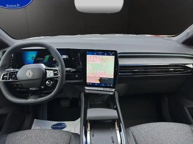 Vue intérieure du tableau de bord et console centrale du Renault Austral PH2 TECHNO E-TECH, avec écran tactile et volant multifonction.