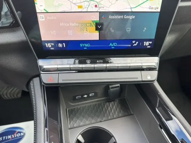 Console centrale avec écran tactile et commandes climatisation du Renault Austral PH2 Techno E-Tech hybride gris schiste toit noir.