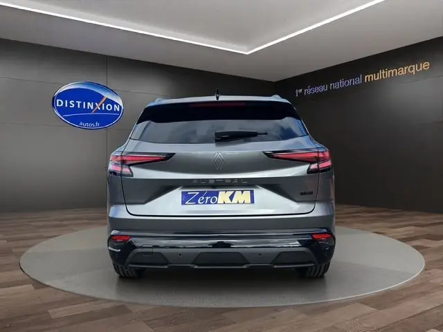 Vue arrière du Renault Austral PH2 Techno hybride 2025 en gris schiste avec toit noir et pack famille, stationné en showroom.