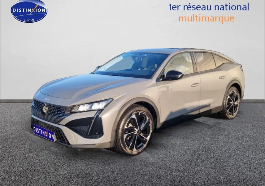 Vue 3/4 avant droite d'une Peugeot 408 Hybrid gris sellenium avec jantes alu noires et phares LED.