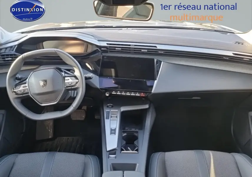 Vue intérieure avant du Peugeot 408 Hybrid 145 allure e-dcs6, tableau de bord moderne avec écran tactile et volant cuir noir.
