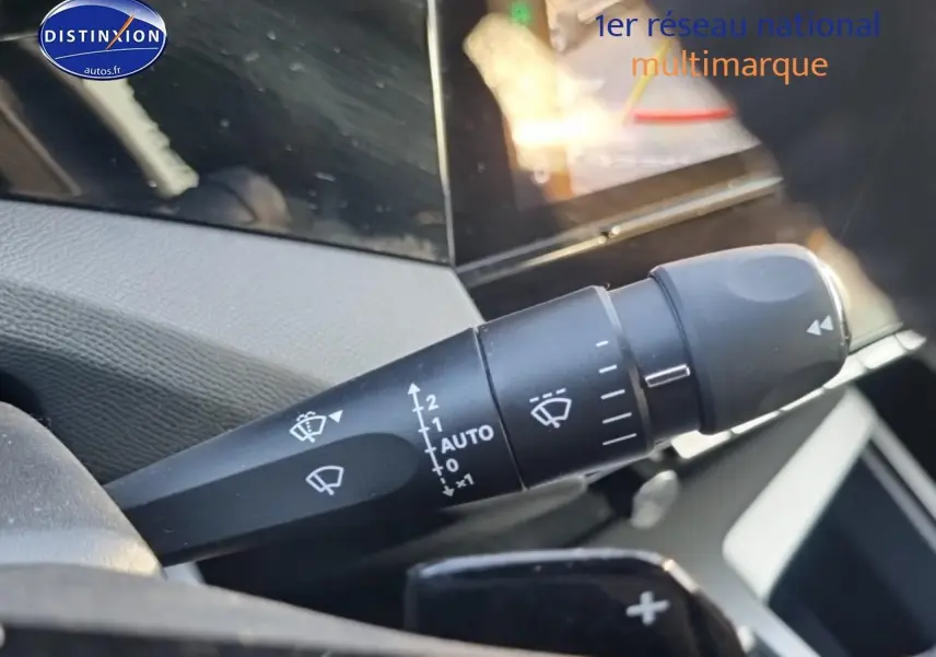 Gros plan sur la commande des essuie-glaces du Peugeot 408 Hybrid 145 allure gris sellenium, intérieur noir.