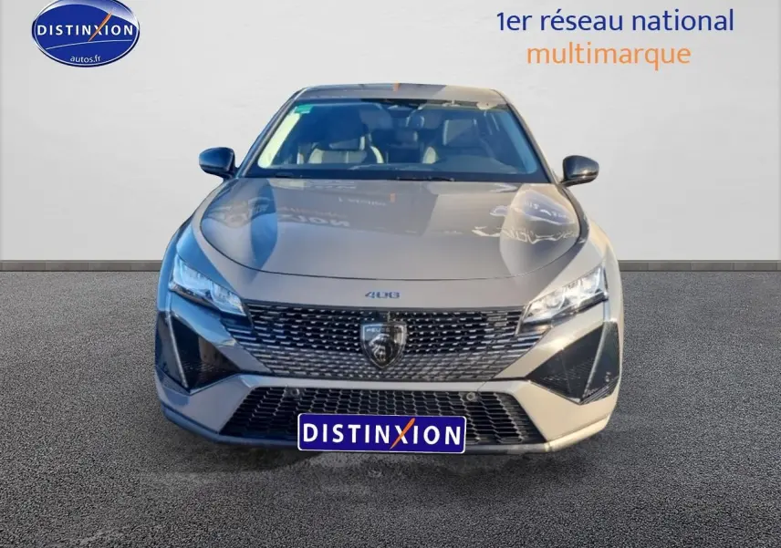 Vue frontale d'une Peugeot 408 Hybrid 145 allure gris sellenium avec calandre distinctive et phares LED.