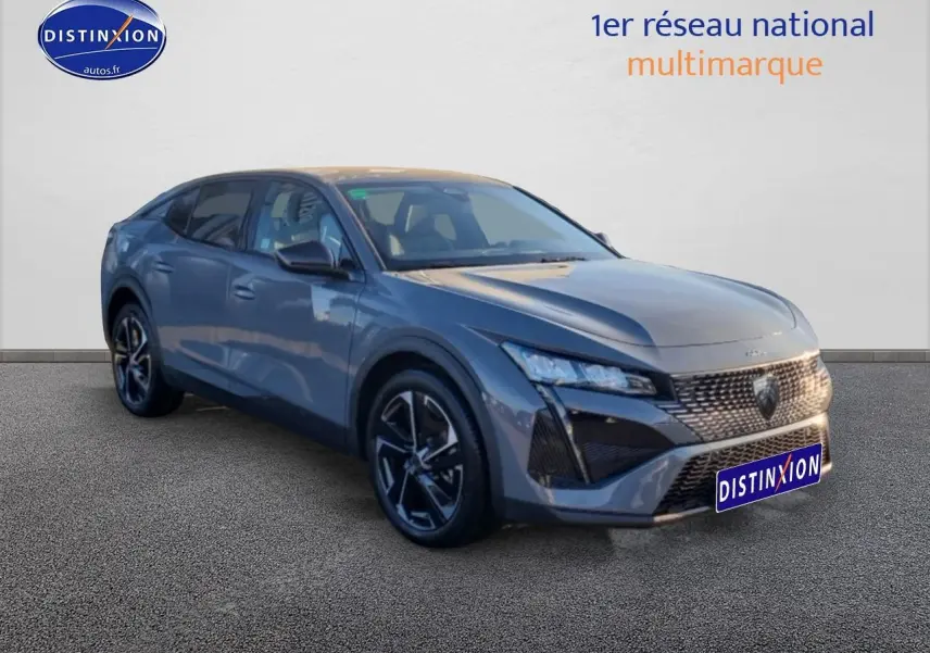 Peugeot 408 Hybrid gris sellenium vue 3/4 avant droit, avec calandre distinctive et jantes alliage noires.