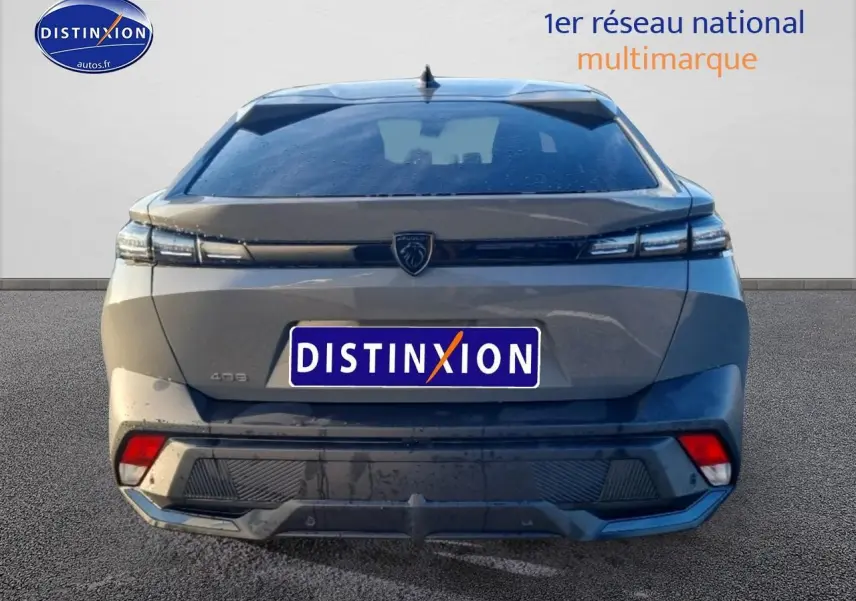 Vue arrière d’une Peugeot 408 Hybrid 145 allure gris sellenium avec feux LED et logo lion central.