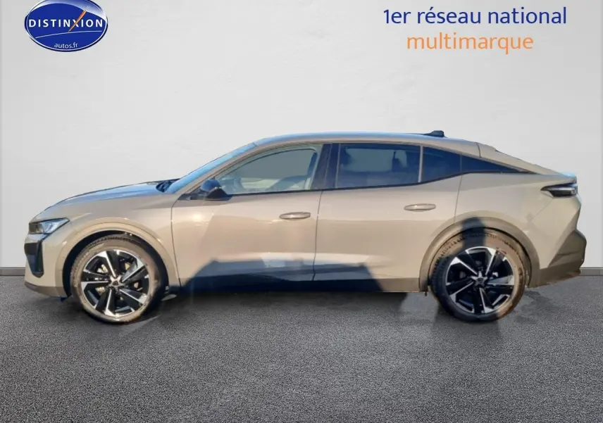 Vue de profil côté gauche d'une Peugeot 408 Hybrid 145 allure gris sélénite avec jantes alu noires.