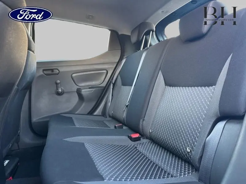 Vue intérieure arrière côté gauche montrant la banquette tissu noir de la Nissan Micra 2018.