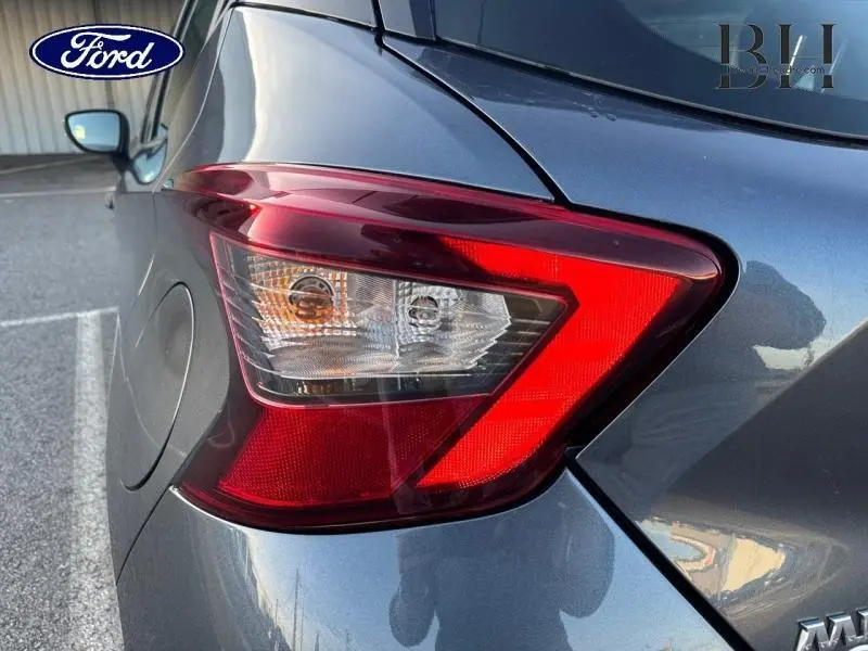 Gros plan sur le feu arrière droit gris acier d'une Nissan Micra 2018 avec becquet et carrosserie brillante.