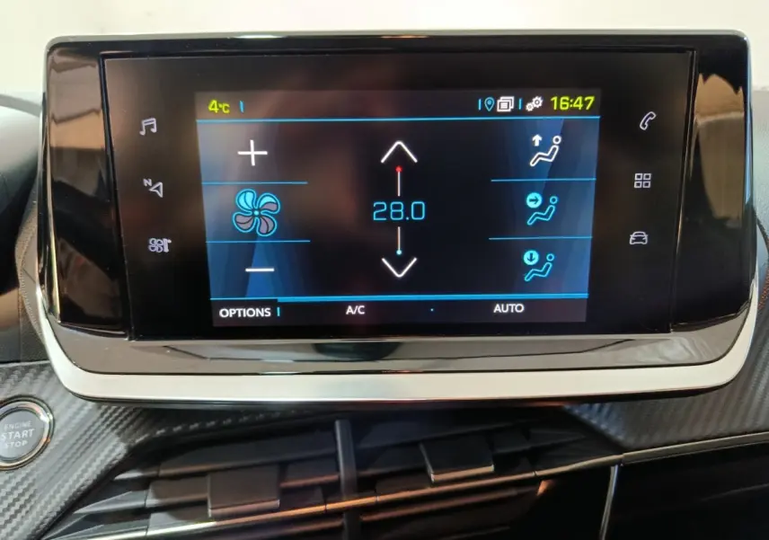 Écran tactile central de la Peugeot 208 électrique Active Business 2020 affichant la climatisation à 28°C.