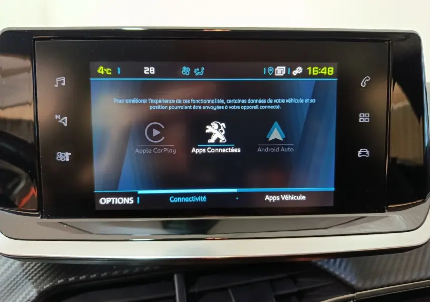 Écran tactile central de la Peugeot 208 électrique Active Business 2020 affichant les options Apple CarPlay et Android Auto.