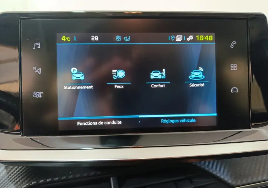 Écran tactile central de la Peugeot 208 Electrique Active Business affichant les réglages de conduite, vue rapprochée intérieure.