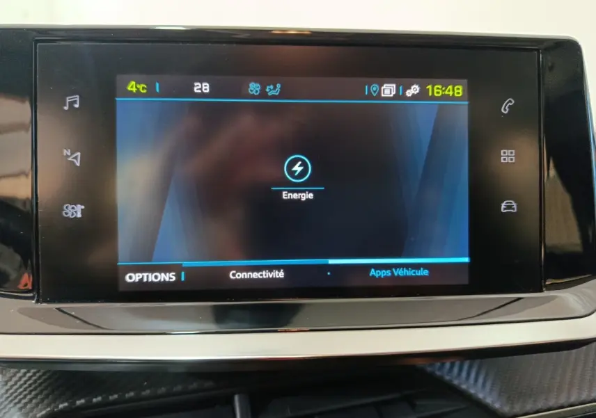 Écran tactile central affichant le menu énergie dans l’habitacle d’une Peugeot 208 électrique blanche.