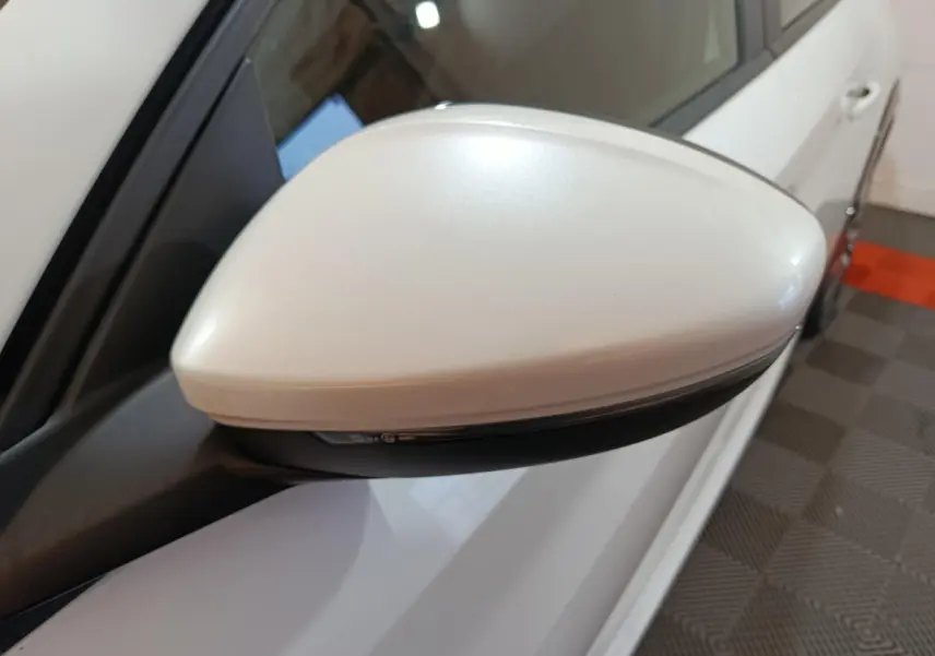 Rétroviseur côté gauche blanc de la Peugeot 208 Electrique Active Business 2020, vue rapprochée en intérieur.