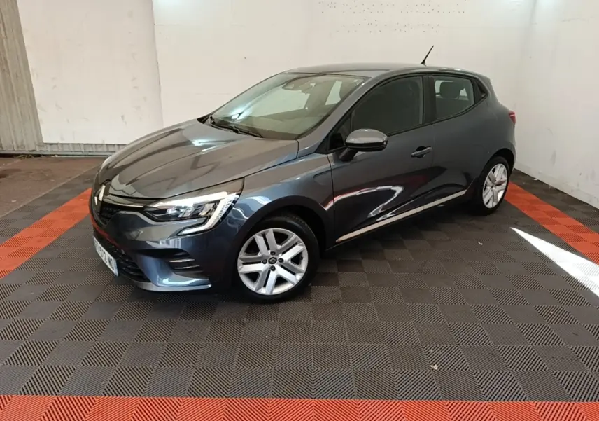 Renault Clio Business TCe 100 gris foncé vue 3/4 avant droit, avec phares LED et jantes alliage argentées.