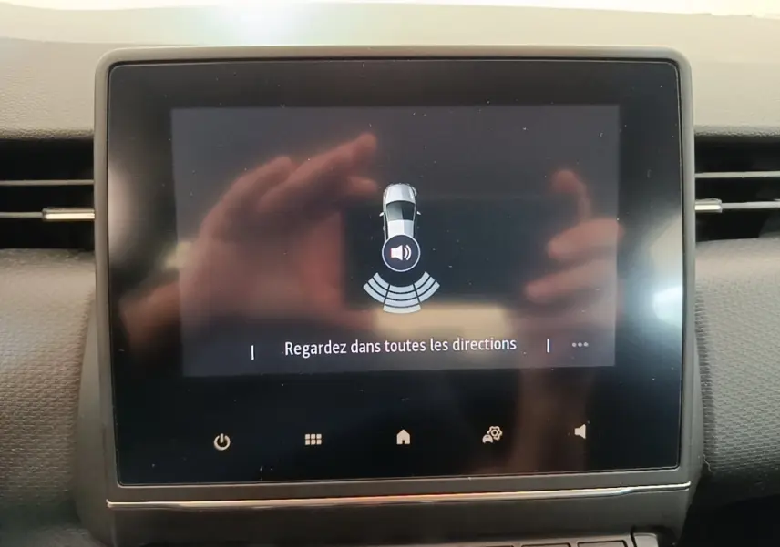 Écran tactile central de la Renault Clio Business TCe 100 gris foncé affichant une alerte de détection de proximité.